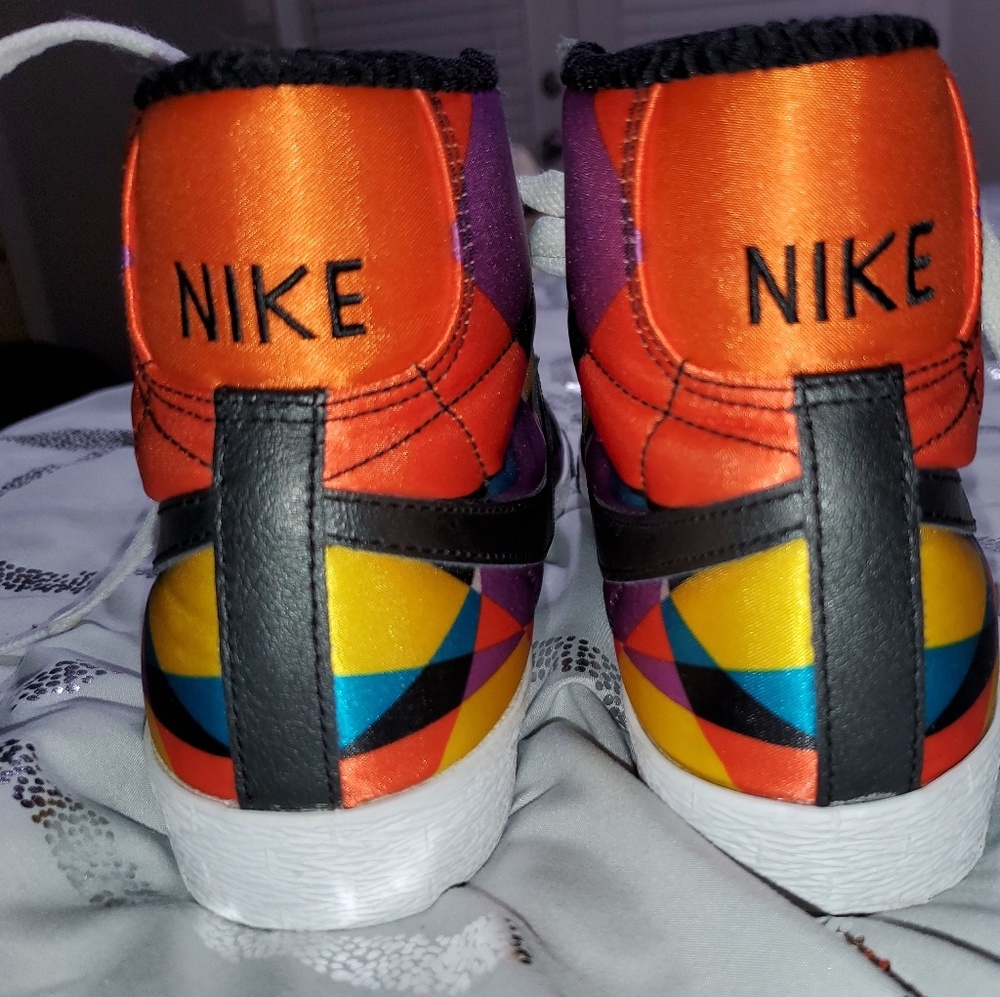Colorful Unisex Nike Sneakers Size 7